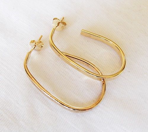 BRINCO ARGOLA OVAL fOLHEADA A ouro 18K OB009